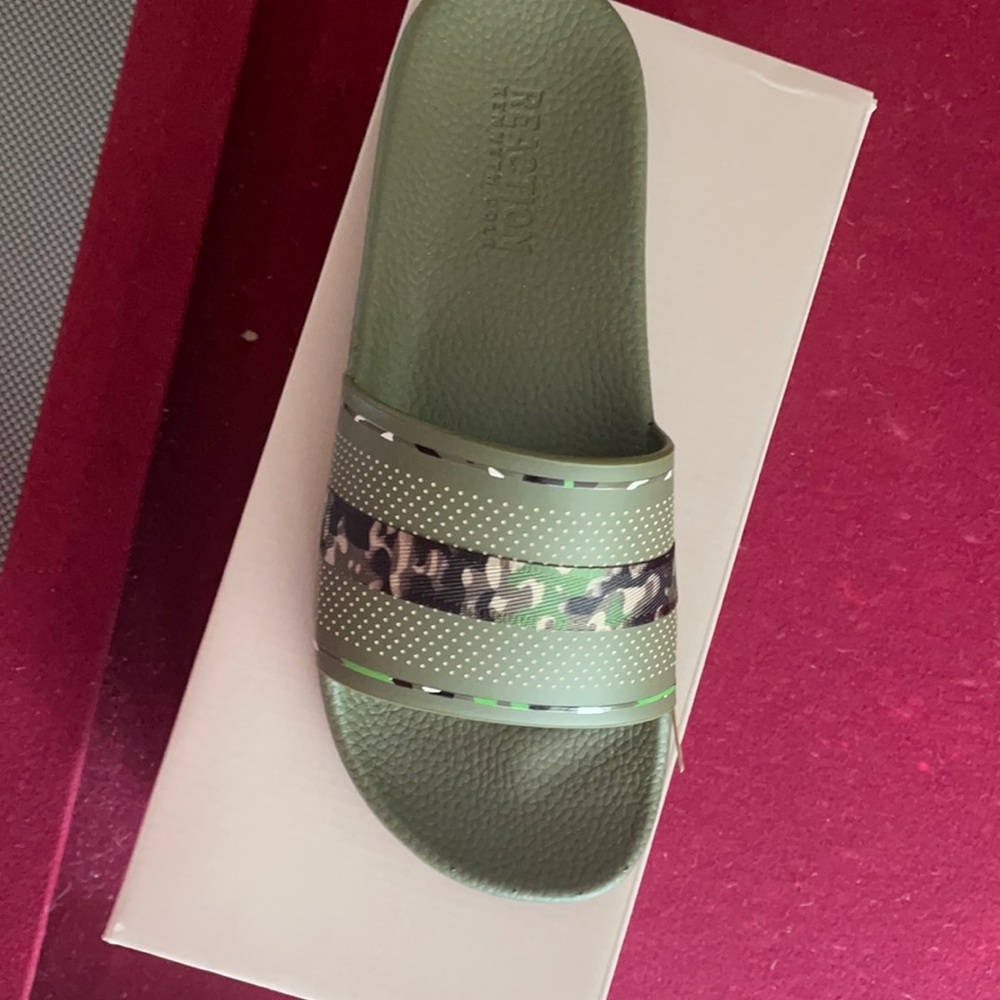 Green camo men’s slides